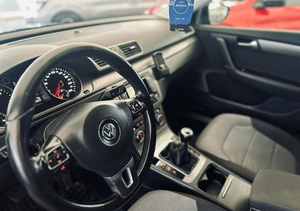 Volkswagen Passat cena 29900 przebieg: 230000, rok produkcji 2012 z Bieruń małe 704